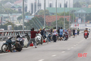 Thản nhiên câu cá trên cầu Cửa Hội nối Nghệ An - Hà Tĩnh