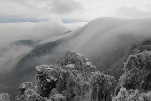 “Thác mây” trên đỉnh núi ở Trung Quốc