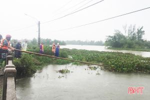 Đẩy bèo tây - giải pháp khơi thông dòng chảy tạm thời tại TP Hà Tĩnh
