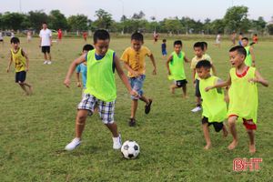 Trẻ em Hà Tĩnh hào hứng với lớp năng khiếu bóng đá