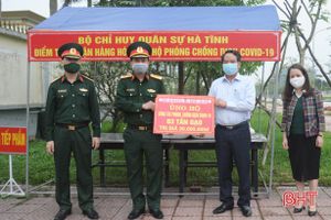 Đảng ủy Khối CCQ&DN Hà Tĩnh trao tặng 3 tấn gạo cho các khu cách ly tập trung