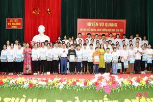 Vũ Quang tuyên dương học sinh giỏi, đạt kết quả cao kỳ thi tốt nghiệp THPT