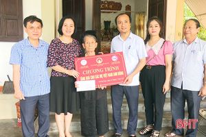 Thăm hỏi, tặng quà cho các Mẹ Việt Nam anh hùng ở TP Hà Tĩnh