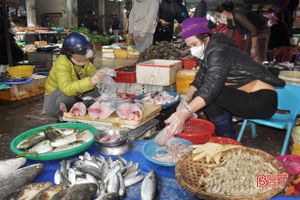 “Tác động kép” đẩy hải sản, rau xanh ở Hà Tĩnh tăng giá