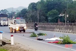 Đang đi bộ bên QL1A, 1 người đàn ông Hà Tĩnh bị ô tô tải tông tử vong