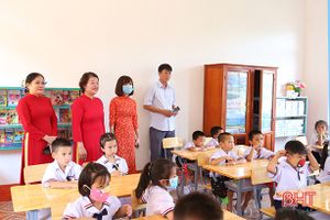 Agribank Hà Tĩnh trao tặng 69 bộ ti vi cho các trường học ở Hương Sơn