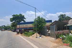 Container mất lái, đâm sập nhà dân ở Hương Khê