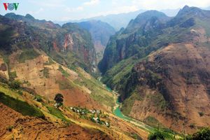 Khung cảnh núi non hùng vĩ trên đèo Mã Pì Lèng ở Hà Giang