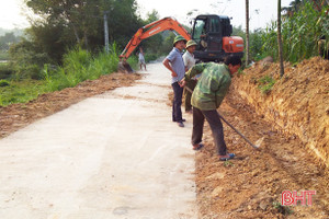 Người dân miền núi Hà Tĩnh góp tiền, hiến đất “xóa sổ” những con đường “nắng bụi, mưa bùn”