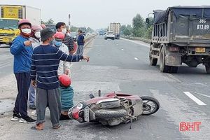 Hà Tĩnh: Xe máy tông nhau, 2 thanh niên nhập viện