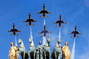 Phi đội bay của Mỹ trình diễn trên bầu trời Paris vào top ảnh tuần