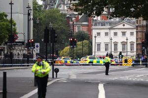 Lao xe bên ngoài tòa nhà quốc hội Anh, nghi phạm bị bắt