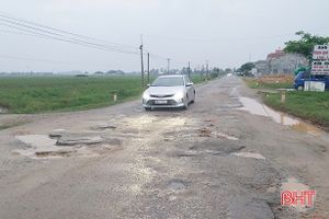 Tỉnh lộ 548 ở Hà Tĩnh chi chít ổ gà, người đi đường vừa sợ tai nạn lại “xót xe”