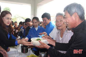 Hơn 200 bát cháo tình thương trao tặng bệnh nhân nghèo huyện Cẩm Xuyên