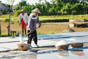 Diêm dân Hà Tĩnh: Trời càng nắng, đồng muối càng bội thu