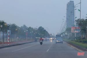 Khói rơm mù mịt cản trở giao thông trên tuyến đường vừa rộng vừa đẹp của TP Hà Tĩnh