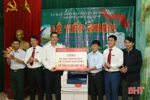 Trao học bổng cho học sinh vượt khó học giỏi ở Hương Khê
