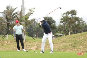 Gần 80 golfer tranh tài tại giải golf chào mừng lễ hội du lịch biển