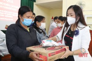 Trao 200 suất quà cho người dân có hoàn cảnh khó khăn ở Vũ Quang