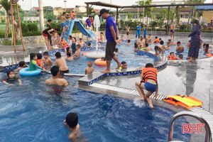 Nắng nóng kỷ lục, các bể bơi ở TP Hà Tĩnh quá tải