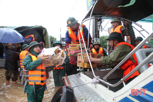 Khẩn trương khắc phục hậu quả lũ lụt, ứng phó với bão số 8