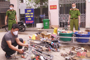 Công an Đức Thọ tiêu hủy lượng lớn vũ khí, vật liệu nổ