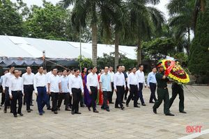 Đoàn công tác Ban Tổ chức Trung ương, tỉnh Hà Tĩnh dâng hương các anh hùng liệt sỹ tại Hà Giang