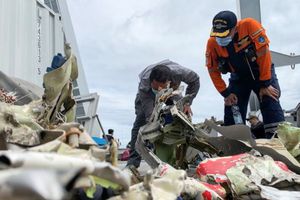 Tìm thấy hộp đen máy bay Indonesia rơi