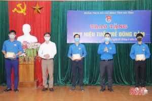 Trao huy hiệu “Tuổi trẻ dũng cảm” cho 3 thanh niên Hà Tĩnh cứu người đuối nước