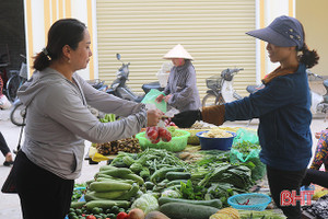 Giá cả đắt, người thu nhập thấp chi tiêu dè sẻn từng đồng