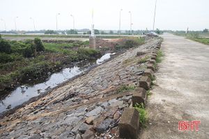 Rác thải gần chân cầu nối 2 huyện ở Hà Tĩnh: Nơi dọn sạch sẽ, nơi vẫn “yên vị”
