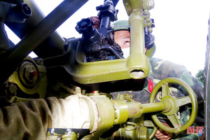 Lực lượng dự bị động viên Hà Tĩnh say sưa trên thao trường huấn luyện pháo D-44 85 mm