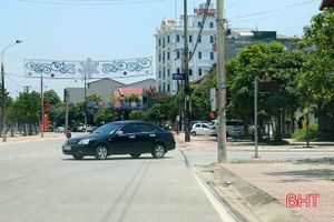Thiếu biển báo, người đi đường ở TP Hà Tĩnh gặp khó khi qua giao lộ 26/3 - Lê Duy Năng