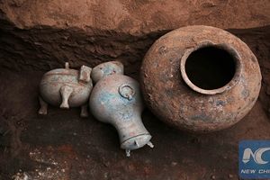 Ấm rượu 2.000 năm trong ngôi mộ nhà Tần ở Trung Quốc