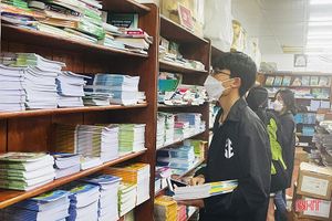 Hà Tĩnh: Sôi động thị trường sách giáo khoa, đồng phục trước thềm năm học mới