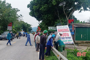 Tháo dỡ biển quảng cáo lấn chiếm hành lang QL8, đường Hồ Chí Minh