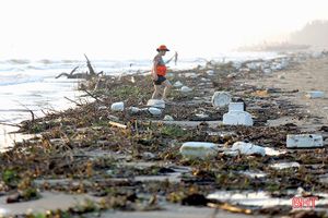 Sau đợt mưa lớn, rác thải “bủa vây” bãi biển Thạch Hải