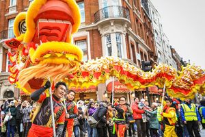 Diễu hành mừng Tết Nguyên đán đầy sắc màu ở khu Chinatown London
