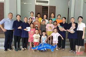 Công ty Phú Vinh chung tay chăm lo cho trẻ em hoàn cảnh khó khăn