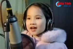 Bé gái Hà Tĩnh hát “ngọt như mía” dậy sóng cộng đồng mạng