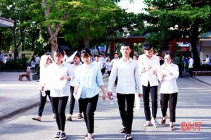 Sáng nay, hơn 16.880 thí sinh Hà Tĩnh bắt đầu làm bài thi môn Văn