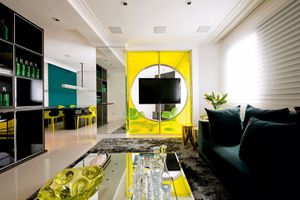 Phòng khách có nội thất màu vàng mang lại cảm giác ấm áp