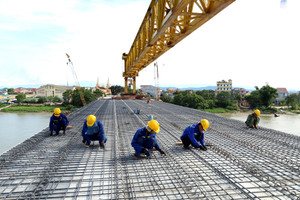 “Vượt nắng” thi công, đếm ngược thời gian hợp long cầu Thọ Tường