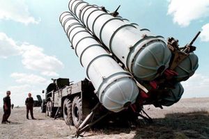 Thế giới ngày qua: Nga bắt đầu chuyển các hệ thống tên lửa S-300 tới Syria