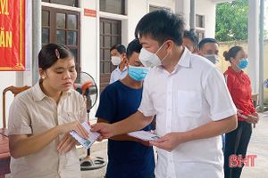 Một gia đình ở Cẩm Xuyên trao 150 triệu đồng cho hội viên Hội Người mù