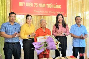Hương Khê trao tặng 12 Huy hiệu 75 năm tuổi Đảng dịp Quốc khánh 2/9