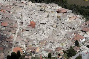 Italy trước và sau trận động đất khiến ít nhất 247 người thiệt mạng