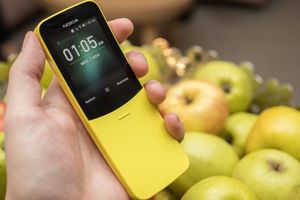 Cuối cùng Nokia 8110 màu vàng chuối cũng được bán tại Việt Nam