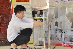 Học sinh Hà Tĩnh sáng chế máy khử khí độc phòng thí nghiệm