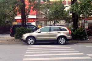 Đỗ ôtô trên vạch qua đường của người đi bộ bị phạt ra sao?